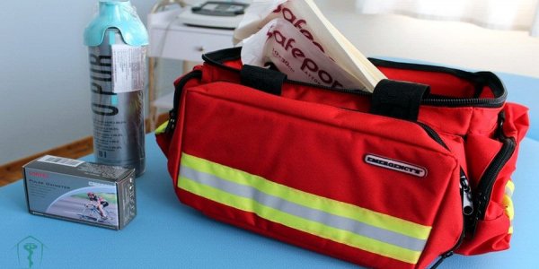 Πλήρες βαλιτσάκι Α΄ Βοηθειών με φιάλη οξυγόνου για τις κατ' οίκον θεραπείες
